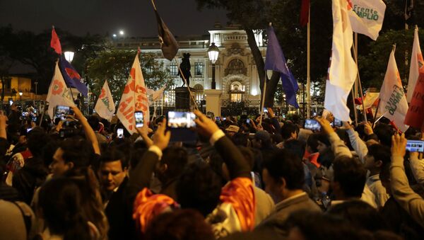 La marcha en apoyo al cierre del parlamento peruano - Sputnik Mundo