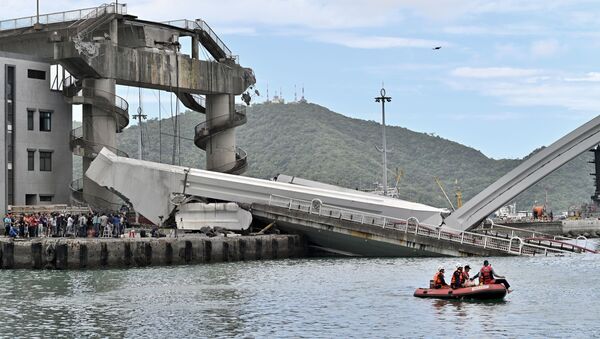 Los rescatistas tras el desplome del puente en Taiwán - Sputnik Mundo