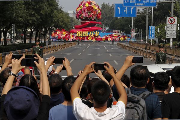 Военный парад в честь 70-летия образования КНР в Пекине - Sputnik Mundo