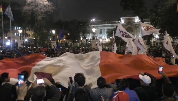 Los peruanos se echan a las calles en apoyo al presidente Vizcarra - Sputnik Mundo