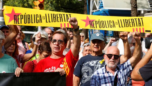 Los partidarios de la independencia de Cataluña participan en una protesta - Sputnik Mundo