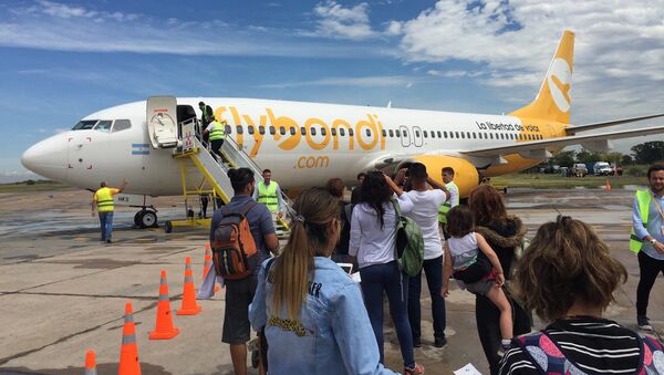 Avión de Flybondi se prepara para despegar en el Aeropuerto de El Palomar - Sputnik Mundo