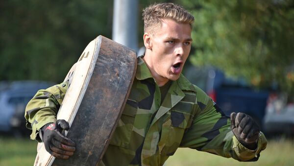 Un soldado sueco participa en una competición - Sputnik Mundo
