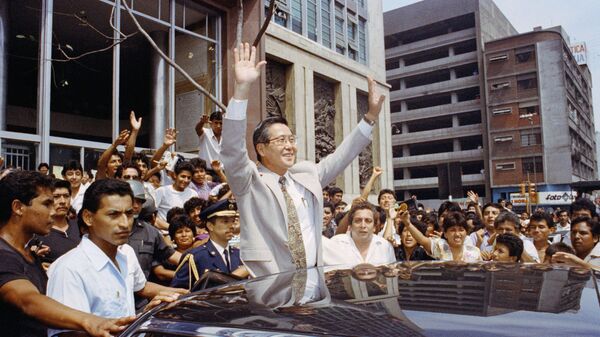 El expresidente peruano Alberto Fujimori celebrando luego de la disolución del Congreso en 1992 - Sputnik Mundo