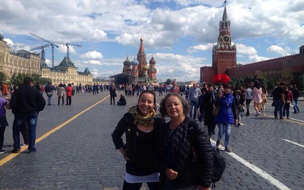 Viviana Corvalán con su hija en la Plaza Roja de Moscú - Sputnik Mundo