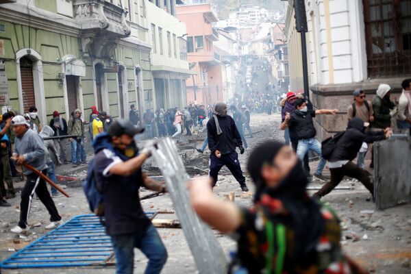 Demonstrators clash with riot police during protests in Quito, Ecuador October 3, 2019 - Sputnik Mundo