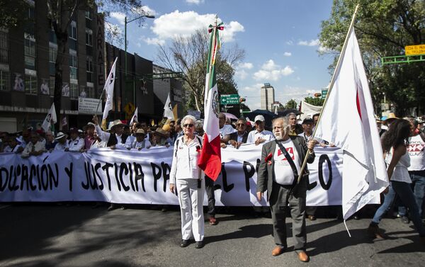 Manifestación en Ciudad de México al cumplirse 51 años de la masacre en Tlatelolco contra el movimiento estudiantil de 1968 - Sputnik Mundo