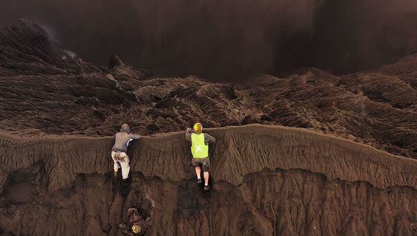Un fotógrafo sube a un volcán en erupción para registrar las mejores imágenes - Sputnik Mundo