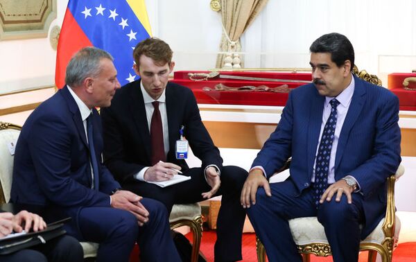 El presidente de Venezuela, Nicolás Maduro, junto al vice primer ministro de Rusia, Yuri Borísov  - Sputnik Mundo
