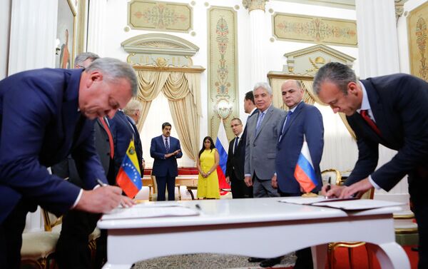 El vice primer ministro de Rusia, Yuri Borísov, firmando varios acuerdos junto al vicepresidente del Área Económica y ministro de Industrias y Producción Nacional de Venezuela, Tareck El Aissami - Sputnik Mundo