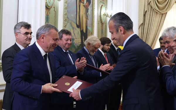El vice primer ministro de Rusia, Yuri Borísov, firmando varios acuerdos junto al vicepresidente del Área Económica y ministro de Industrias y Producción Nacional de Venezuela, Tareck El Aissami - Sputnik Mundo