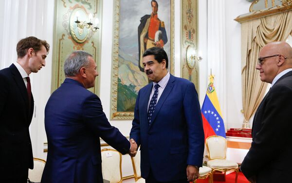 El presidente de Venezuela, Nicolás Maduro, junto al vice primer ministro de Rusia, Yuri Borísov  - Sputnik Mundo