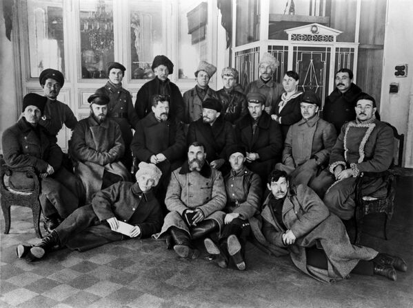 Los líderes soviéticos Vladímir Lenin y Mijaíl Kalinin junto a participantes del Congreso Panruso de los Cosacos Trabajadores - Sputnik Mundo