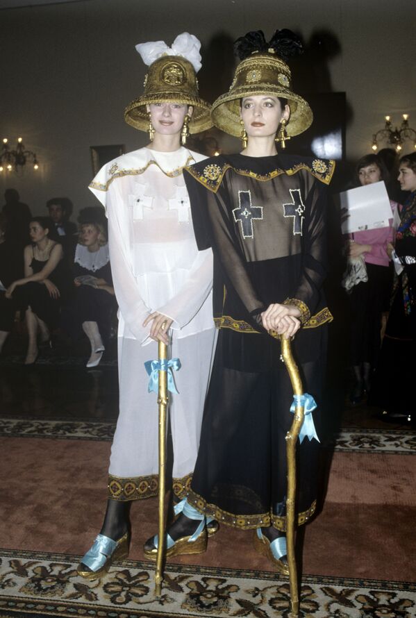 Desfile de modelos durante una cena benéfica en la Casa de los Sindicatos en 1991 - Sputnik Mundo