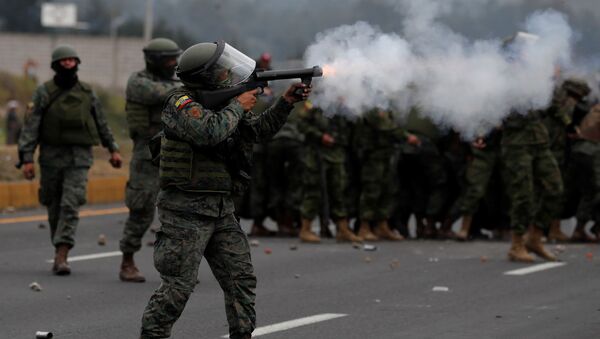 Militares durante las protestas en Ecuador - Sputnik Mundo