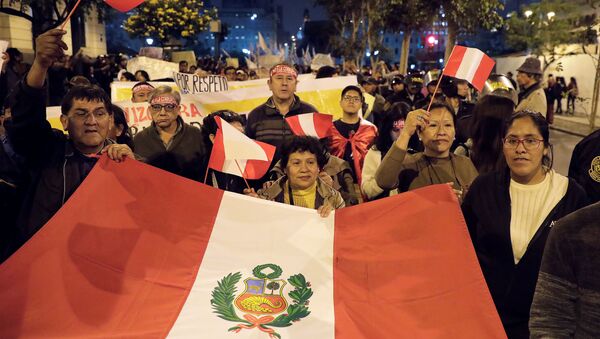 El pueblo se manifiesta para apoyar al presidente de Perú, Martín Vizcarra, después de que disolviera el Congreso - Sputnik Mundo