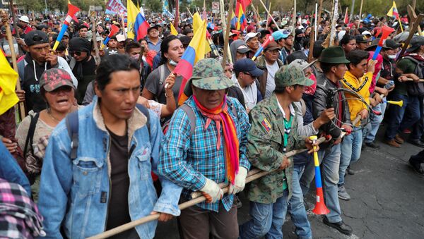 Manifestantes se movilizan contra las medidas de Lenín Moreno en Quito, Ecuador - Sputnik Mundo
