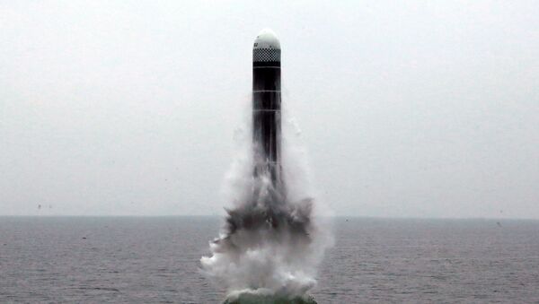 Misil balístico norcoreano lanzado desde un submarino - Sputnik Mundo