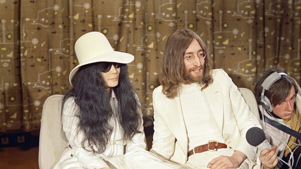 John Lennon junto a su esposa, Yoko Ono - Sputnik Mundo