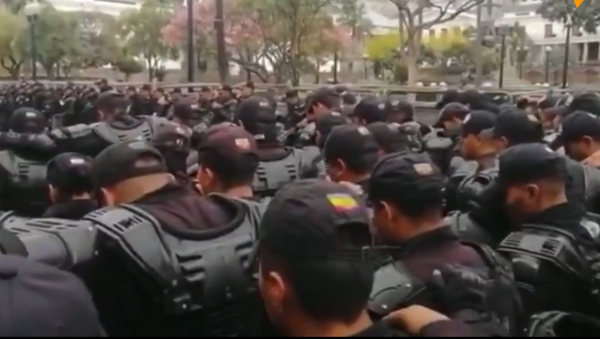 Policías ecuatorianos rezan a Dios antes de combatir las protestas masivas - Sputnik Mundo