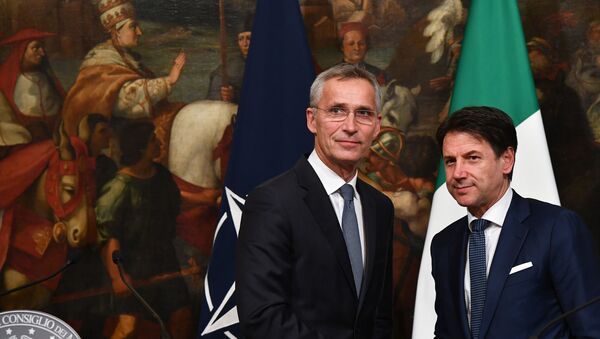 Jens Stoltenberg, el secretario general de la OTAN (izquierda) y Giuseppe Conte, el jefe del Ejecutivo italiano - Sputnik Mundo