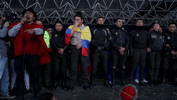 Policías ecuatorianos, retenidos por el movimiento indígena en la Casa de Cultura en Quito - Sputnik Mundo
