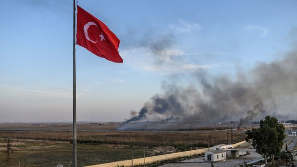 La bandera de Turquía y el humo tras los ataques aéreos en Siria - Sputnik Mundo