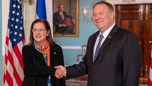La canciller Alexandra Hill con el Secretario de Estado de EEUU, Mike Pompeo - Sputnik Mundo