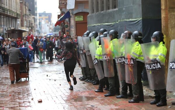 Disturbios en la Plaza de Bolívar en Bogotá - Sputnik Mundo
