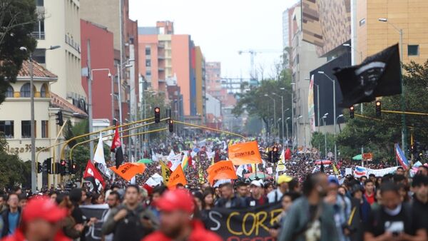 Estudiantes protestando en Bogotá, Colombia - Sputnik Mundo