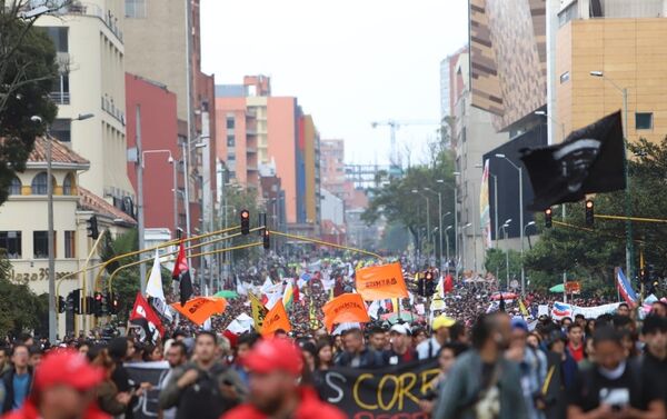 Estudiantes protestando en Bogotá, Colombia - Sputnik Mundo