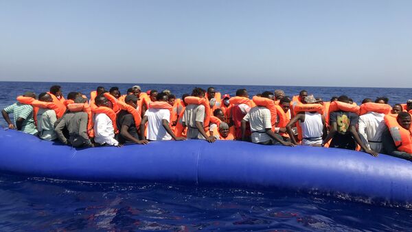 Migrantes en aguas del Mediterráneo - Sputnik Mundo