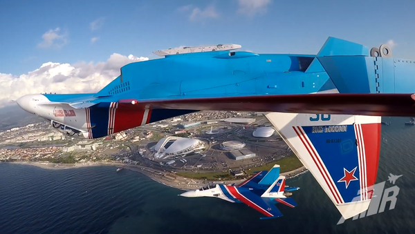 El grupo de acrobacias aéreas Rússkie Vítiazi sobrevuela el autódromo de Sochi - Sputnik Mundo