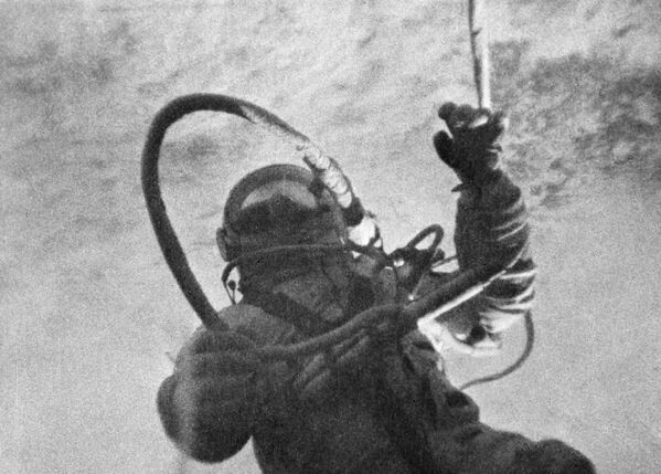 Alexéi Leónov, el primer caminante espacial del planeta - Sputnik Mundo