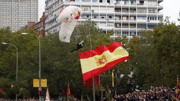 Un paracaidista que llevaba la bandera de España impactó contra una farola en pleno desfile militar con motivo del Día de la Hispanidad - Sputnik Mundo