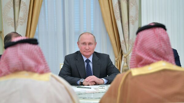 Vladímir Putin, presidente de Rusia, en una reunión con los representantes de Arabia Saudí (archivo) - Sputnik Mundo