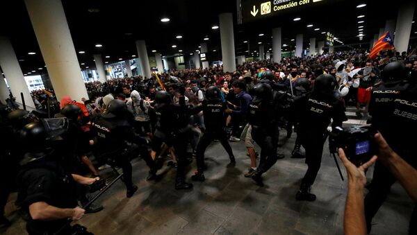 Policía catalana y los manifestantes durante las protestas en el Aeropuerto de Barcelona - Sputnik Mundo