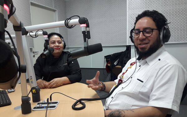 Charo Fernández y Édgar Olguín en los estudios de Radio Sputnik - Sputnik Mundo