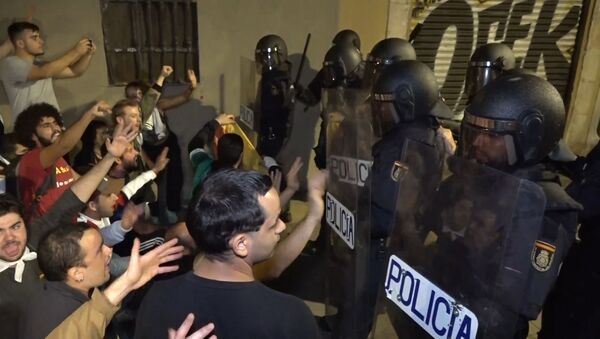 La Policía se enfrenta a los manifestantes en el aeropuerto de Barcelona y en Lleida - Sputnik Mundo