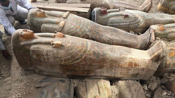 Antiguos ataúdes de colores con inscripciones y dibujos en la ciudad egipcia de Luxor - Sputnik Mundo