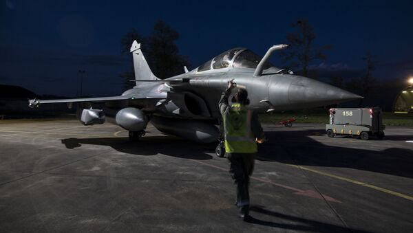 Un caza de Francia Dassault Rafale se prepara para bombardear el territorio sirio, el 14 de abril de 2018 - Sputnik Mundo