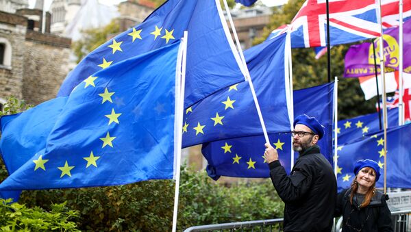 Banderas de la UE y el Reino Unido - Sputnik Mundo