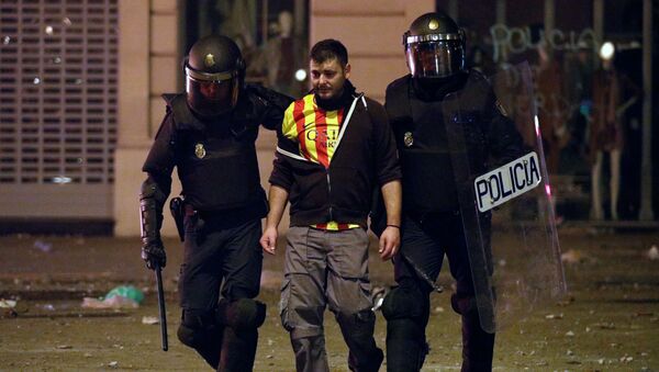 Un detenido por la policía durante los disturbios en Barcelona - Sputnik Mundo