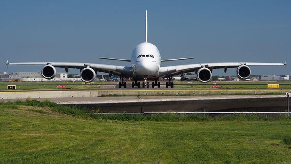 Un Airbus A380 (archivo) - Sputnik Mundo