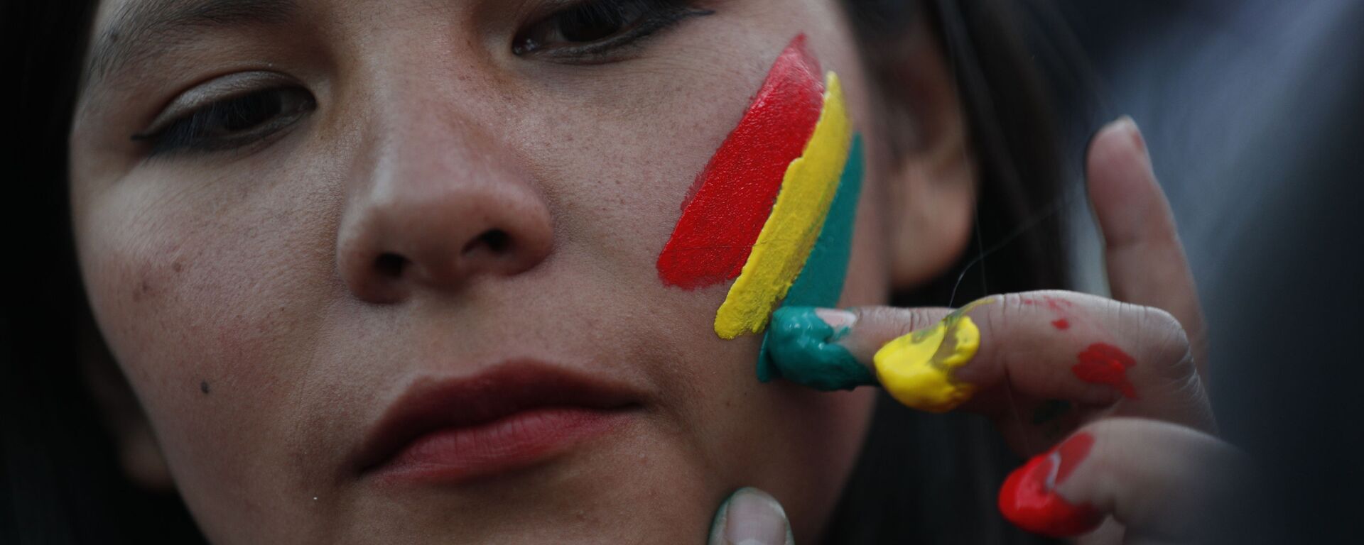 Una mujer pinta los colores de la bandera boliviana en su rostro - Sputnik Mundo, 1920, 06.03.2021