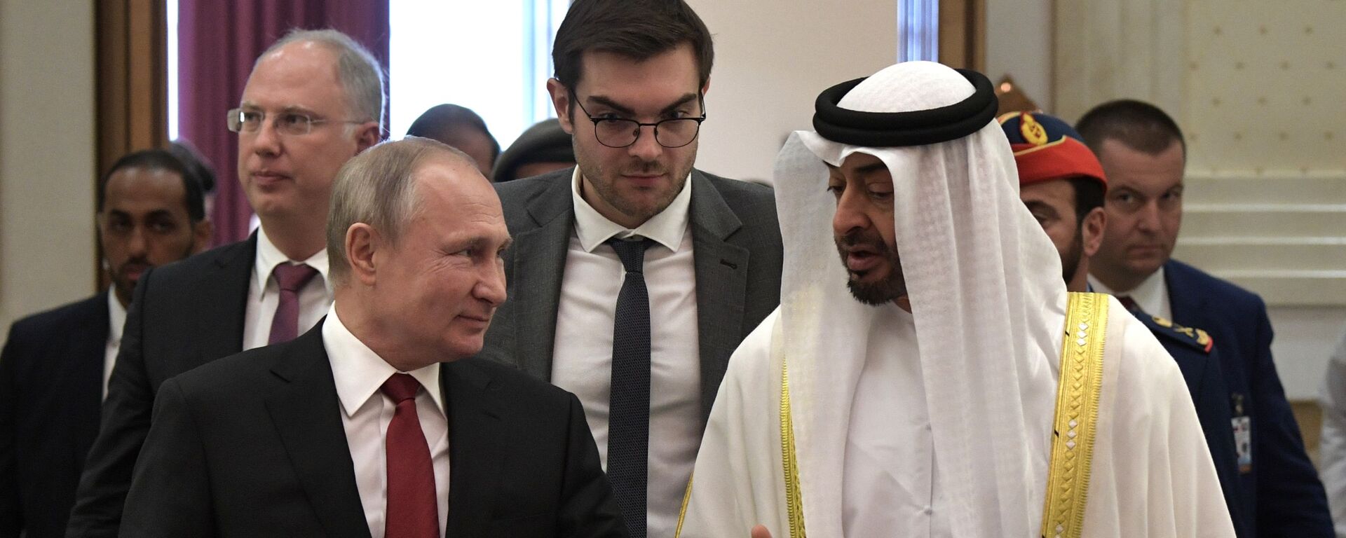 Vladímir Putin, presidente de Rusia, y Mohamed bin Zayed Nahyan, príncipe heredero de Abú Dabi - Sputnik Mundo, 1920, 01.03.2022