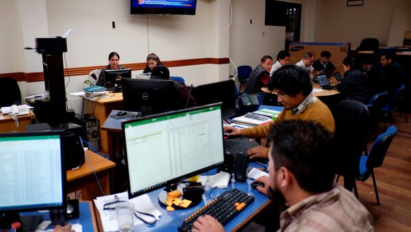 Varios funcionarios trabajan en el centro de computo electoral  - Sputnik Mundo