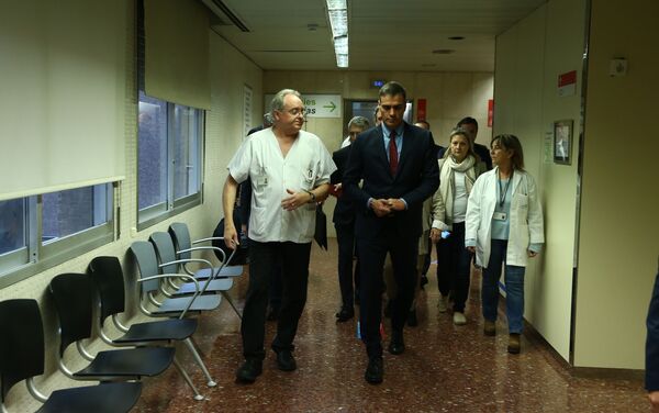 El presidente del Gobierno español en funciones, Pedro Sánchez, visita en Barcelona a los efectivos policiales heridos - Sputnik Mundo