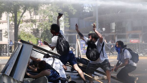 Manifestantes durante las protestas contra el Gobierno chileno en Santiago - Sputnik Mundo