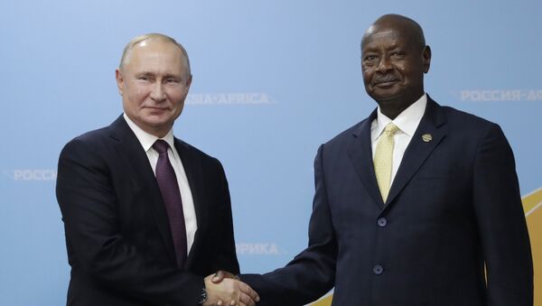 El presidente ruso, Vladímir Putin, con su homólogo ugandés, Yoweri Museveni - Sputnik Mundo